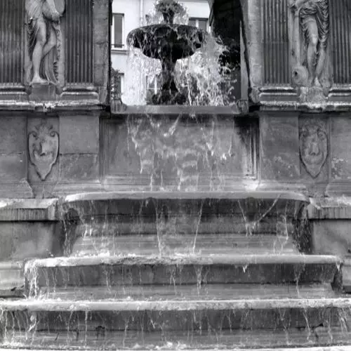 fountaininnocentscemetaryparissmall